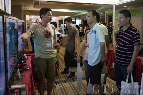 華平工作人員為觀眾解說