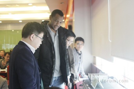 ���g�ˆT�F(xi��n)����ʾNC5200Dһ�w���ں�ͨ��ϵ�y(t��ng)