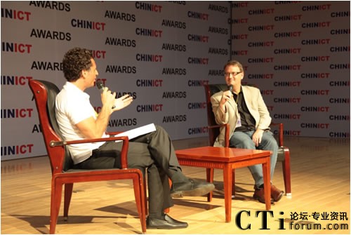 RIM 公司開(kāi)發(fā)者關(guān)系和生態(tài)系統(tǒng)開(kāi)發(fā)副總裁Alec Saunders(右)與 CHINICT創(chuàng)始人及大會(huì)主持人Franck Nazikian(左)在臺(tái)上對(duì)談移動(dòng)操作平臺(tái)的發(fā)展趨勢(shì)