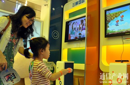 圖:深圳首家三網(wǎng)融合體驗廳開業(yè) 市民感受“三屏互動”