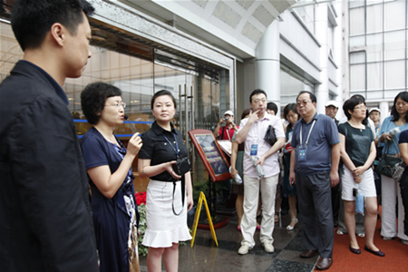 藍光集團總裁任霞女士像中程聯(lián)盟與會代表致歡迎辭